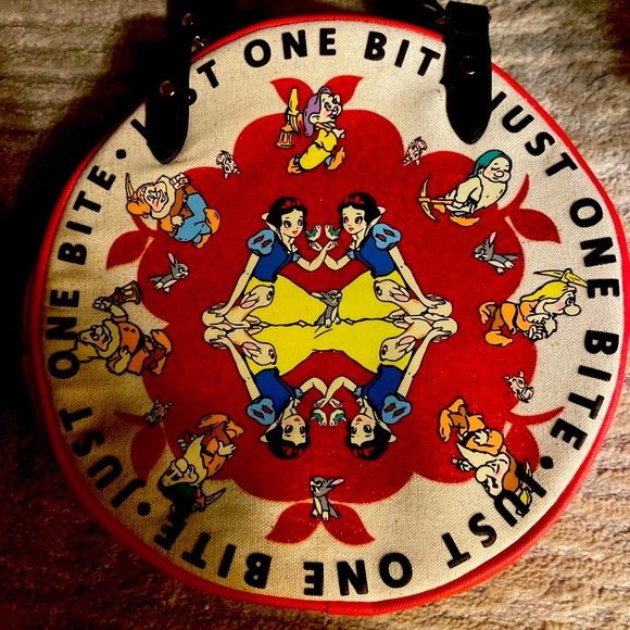 WDW Exclusive Snow White Crossbody NEW - Picture 1 of 2